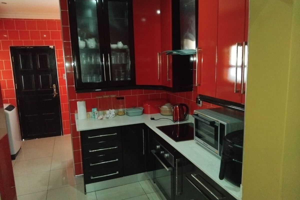 Modern Elegance Meets Family Comfort in Prestigious Woodhill Estate - Photo 4