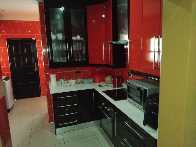 Modern Elegance Meets Family Comfort in Prestigious Woodhill Estate - Photo 4