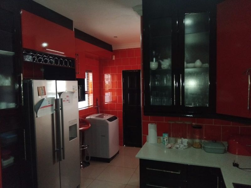 Modern Elegance Meets Family Comfort in Prestigious Woodhill Estate - Photo 6