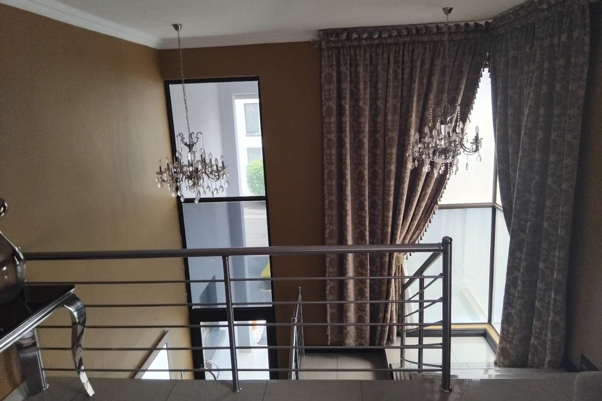 Modern Elegance Meets Family Comfort in Prestigious Woodhill Estate - Photo 2