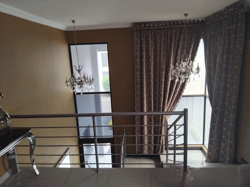 Modern Elegance Meets Family Comfort in Prestigious Woodhill Estate - Photo 2