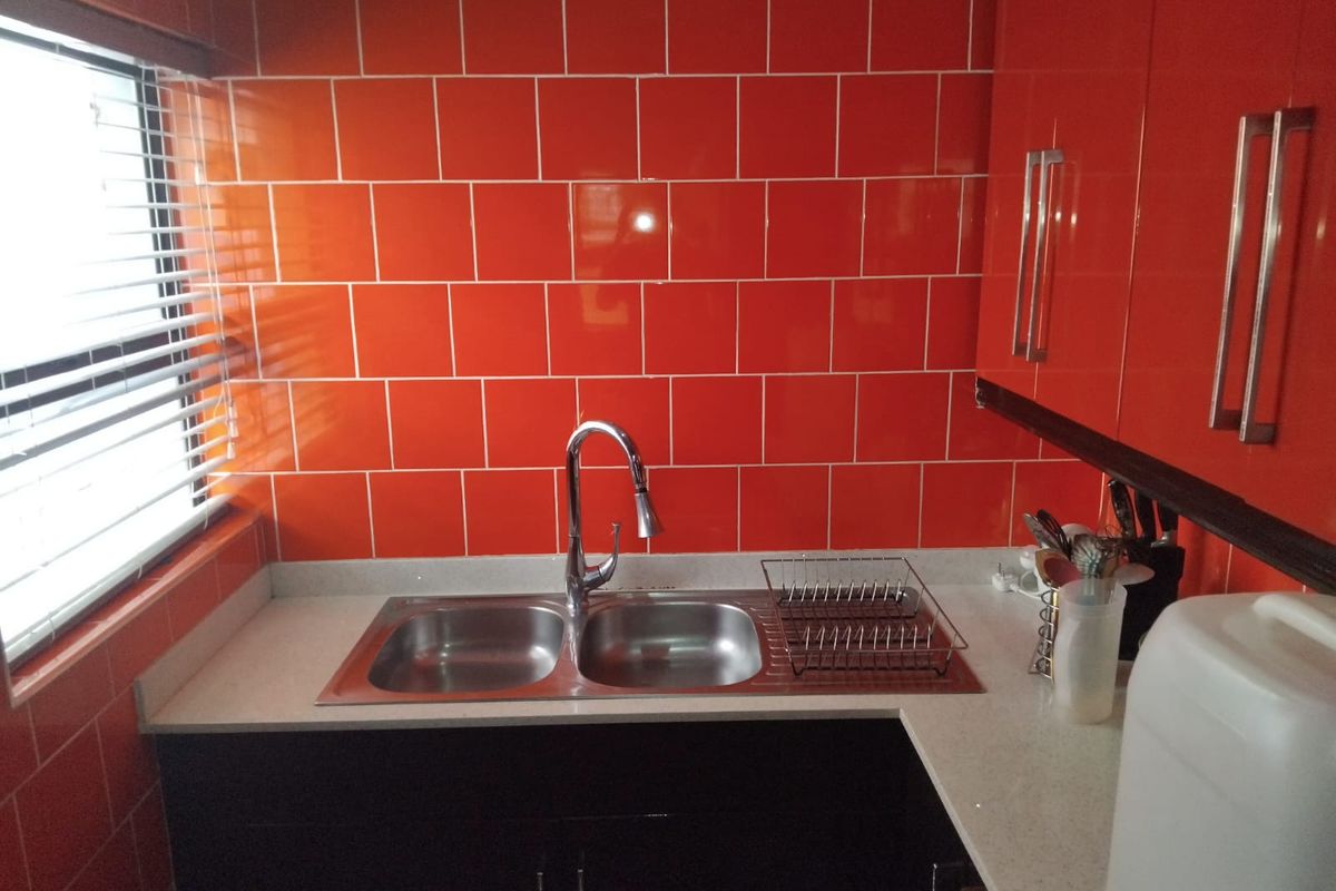 Modern Elegance Meets Family Comfort in Prestigious Woodhill Estate - Photo 5