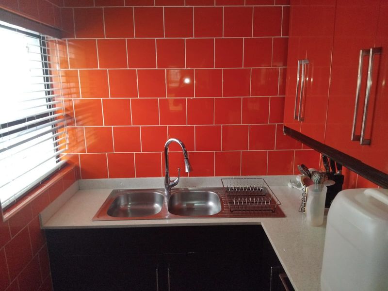 Modern Elegance Meets Family Comfort in Prestigious Woodhill Estate - Photo 5