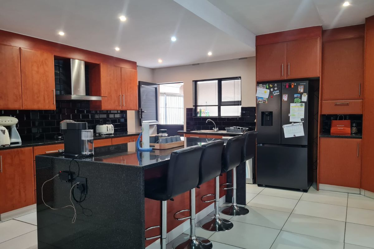 3 Bedroom house with flatlet to rent in Meerensee - Photo 3