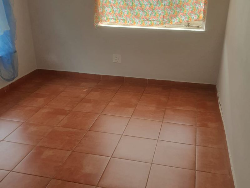 Spacious family house for sale in Sasolburg walking distance to schools - Photo 9