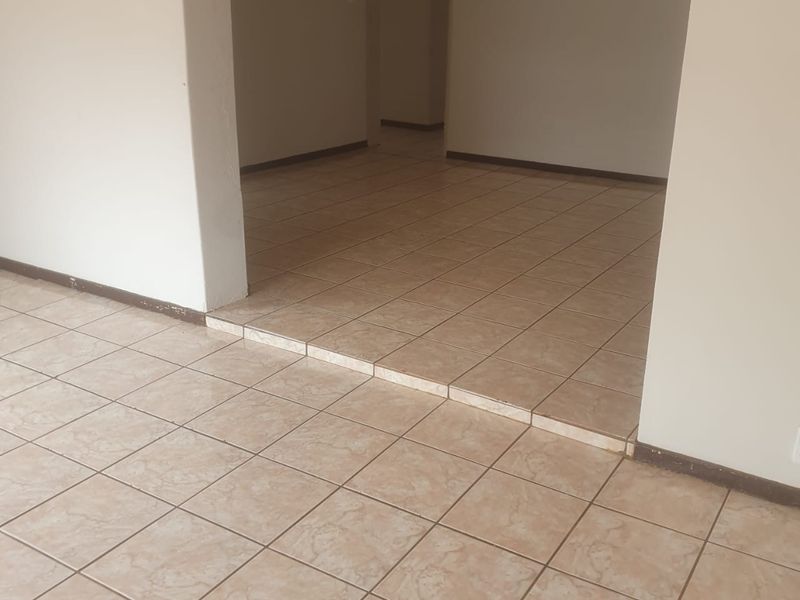 Spacious family house for sale in Sasolburg walking distance to schools - Photo 6