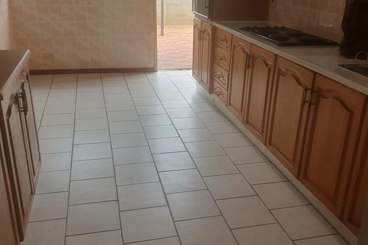 Spacious family house for sale in Sasolburg walking distance to schools - Photo 4