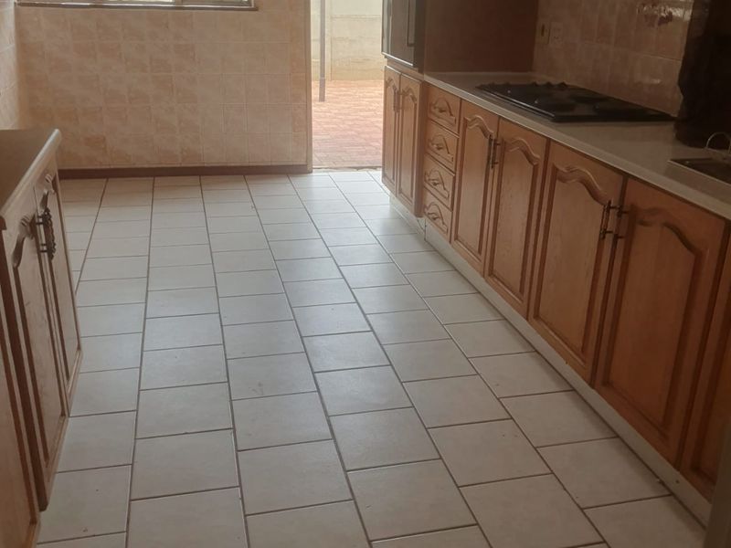 Spacious family house for sale in Sasolburg walking distance to schools - Photo 4