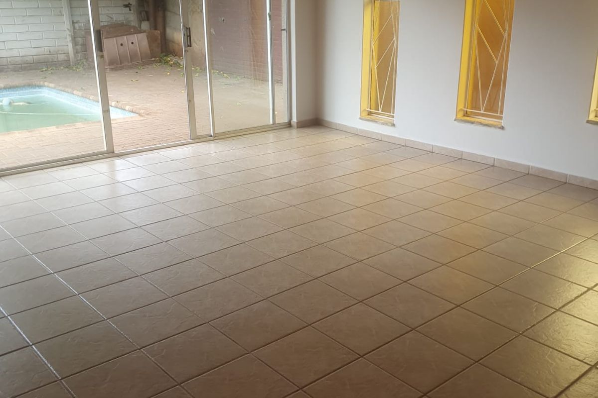 Spacious family house for sale in Sasolburg walking distance to schools - Photo 3