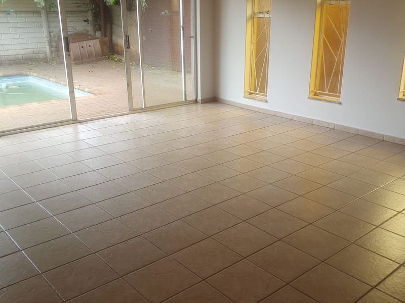 Spacious family house for sale in Sasolburg walking distance to schools - Photo 3