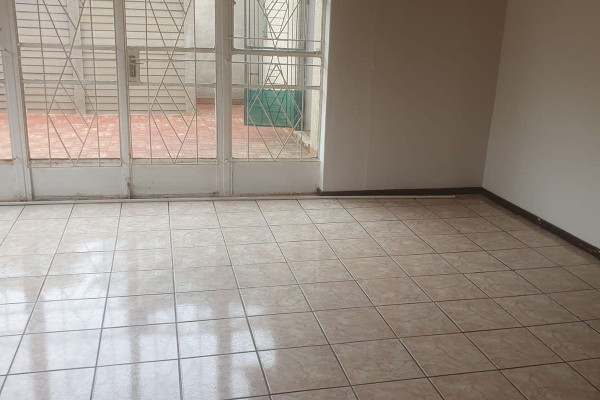 Spacious family house for sale in Sasolburg walking distance to schools - Photo 5