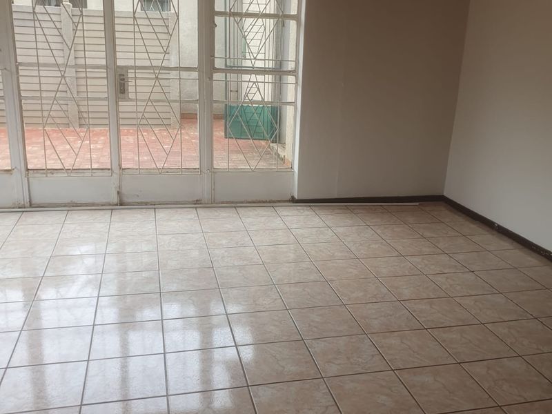 Spacious family house for sale in Sasolburg walking distance to schools - Photo 5