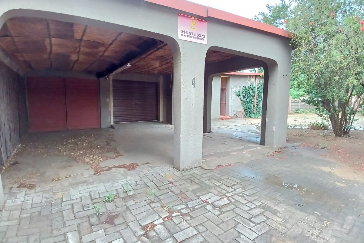 Entertainers home for sale in Sasolburg walking distance to schools and shopping centers - Photo 2