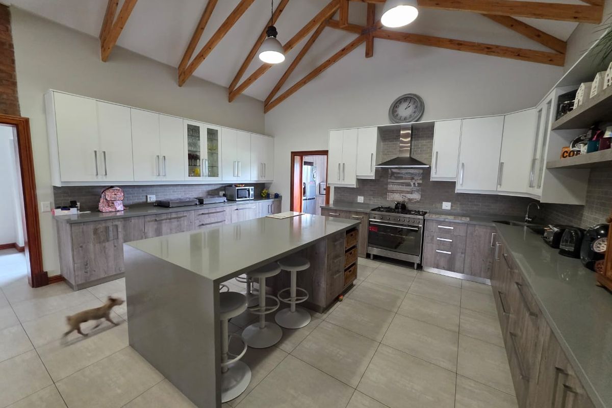 Magnificent Home for Sale in Exclusive Vaalpark Golf Estate! - Photo 4