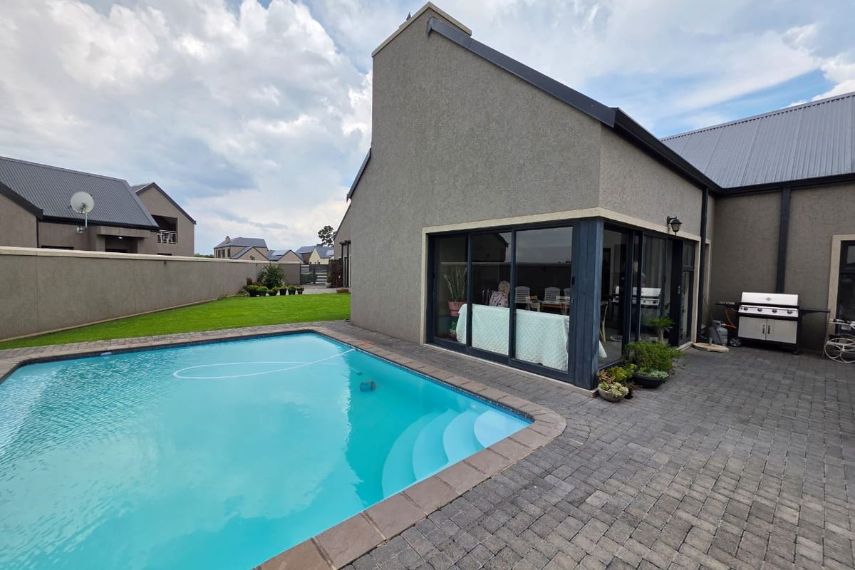 Magnificent Home for Sale in Exclusive Vaalpark Golf Estate! - Photo 3