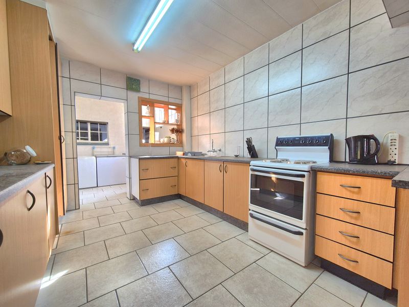 Gorgeously Maintained Townhouse For Sale! - Photo 8