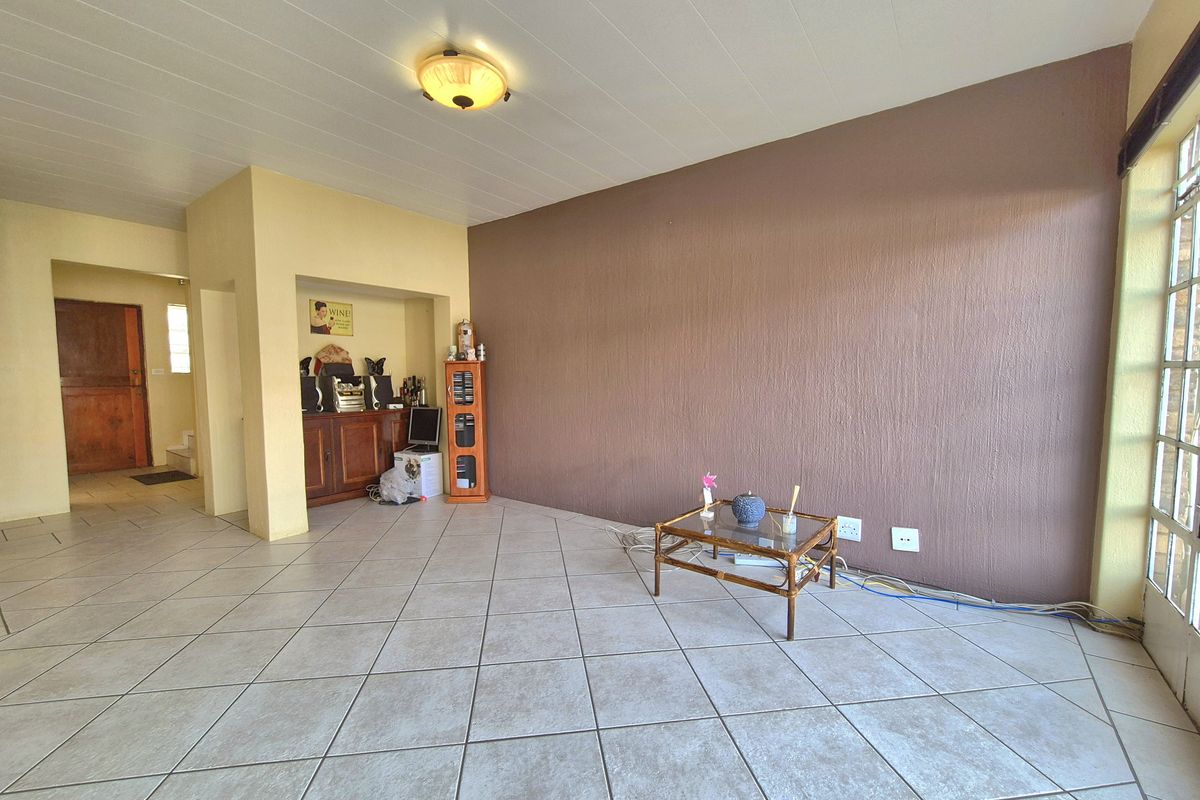 Gorgeously Maintained Townhouse For Sale! - Photo 5