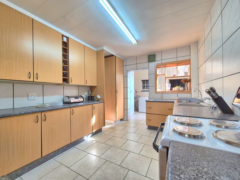 Gorgeously Maintained Townhouse For Sale! - Photo 7