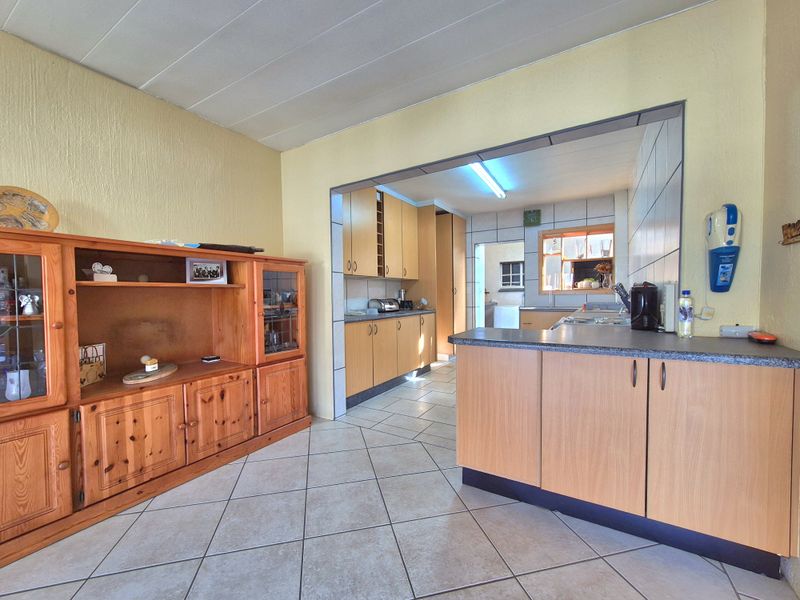 Gorgeously Maintained Townhouse For Sale! - Photo 6