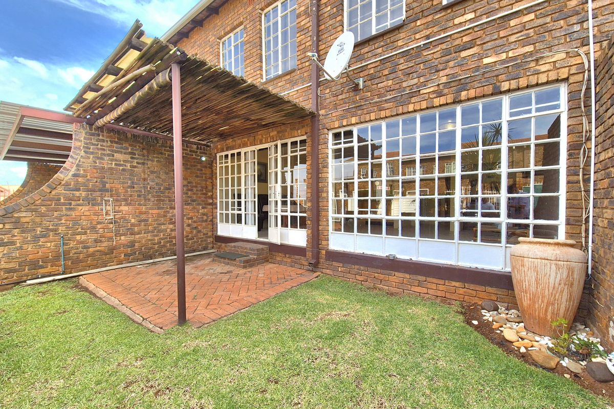 Gorgeously Maintained Townhouse For Sale! - Photo 2