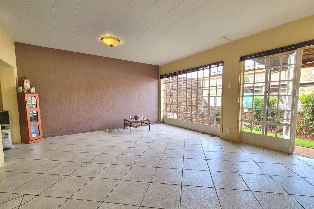 Gorgeously Maintained Townhouse For Sale! - Photo 4