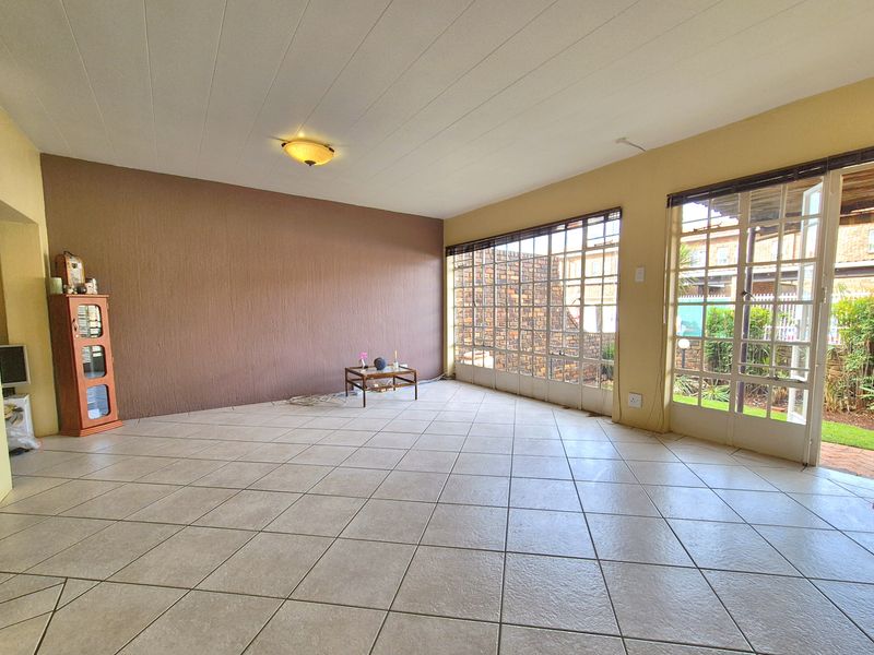 Gorgeously Maintained Townhouse For Sale! - Photo 4