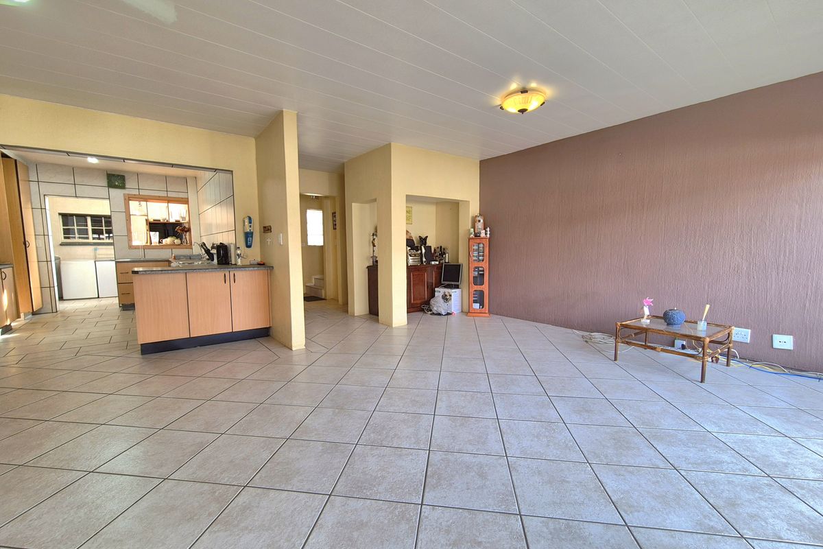 Gorgeously Maintained Townhouse For Sale! - Photo 3