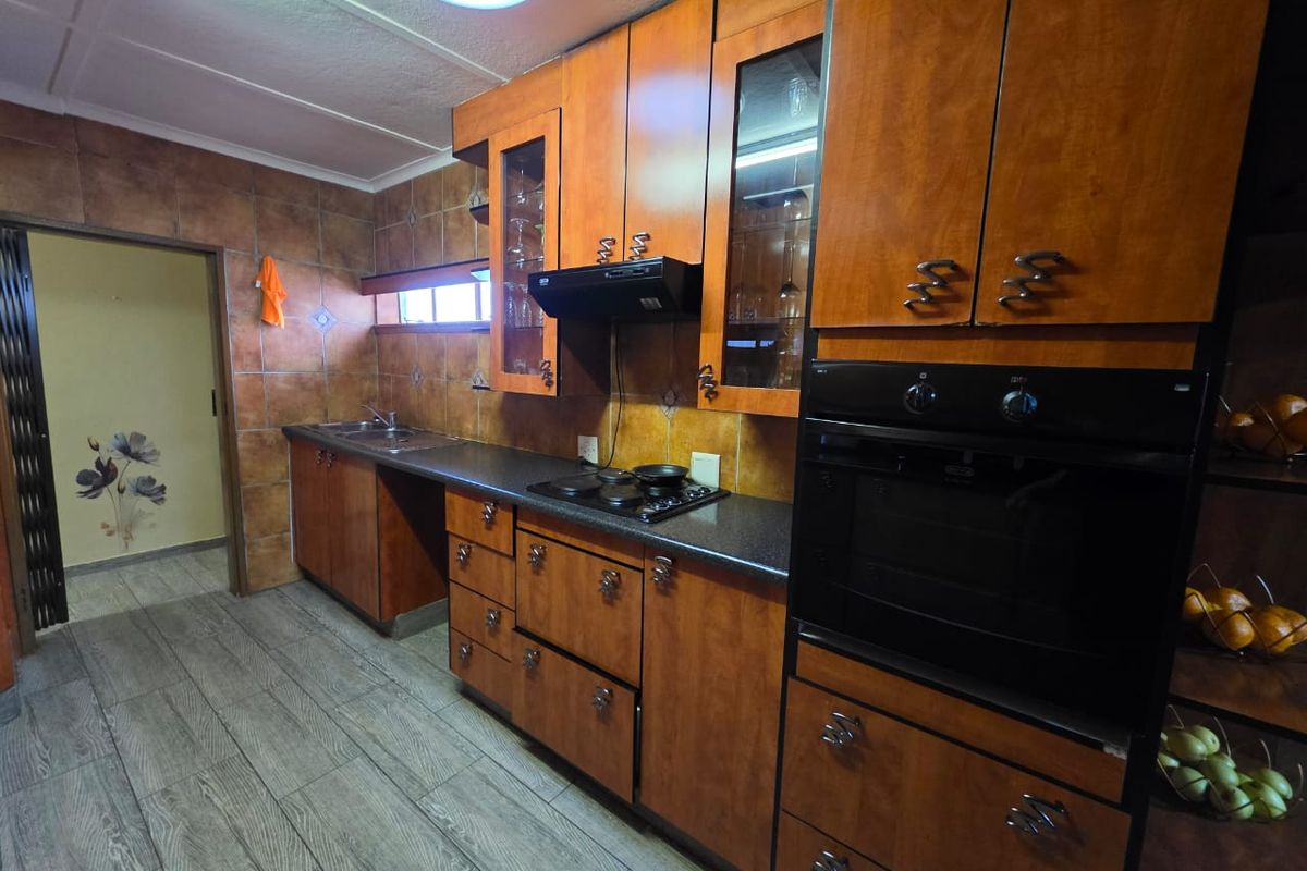 Beautiful Family Home for Sale in Sasolburg! - Photo 2