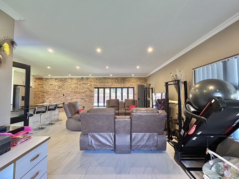 Modern Comfort Meets Family-Friendly Design - Photo 10