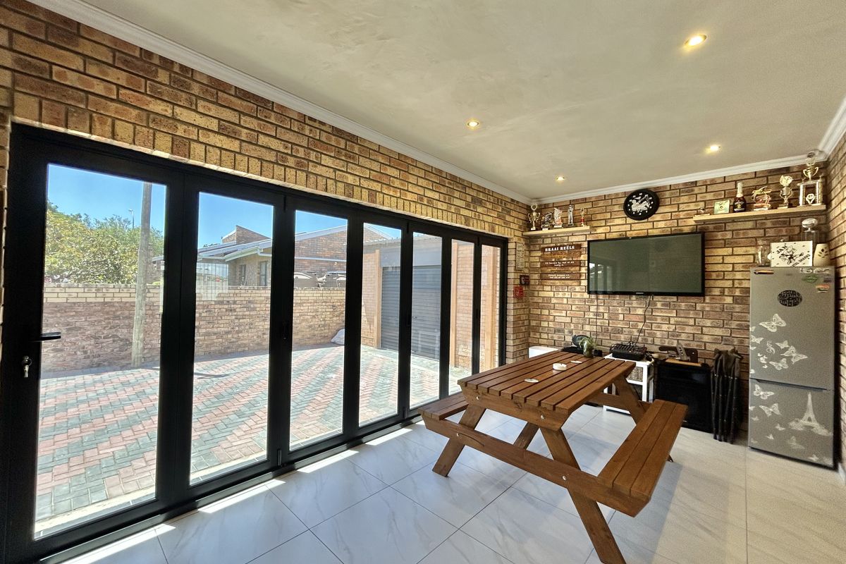 Modern Comfort Meets Family-Friendly Design - Photo 4