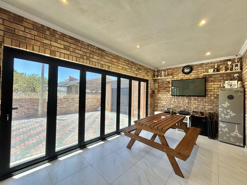 Modern Comfort Meets Family-Friendly Design - Photo 4