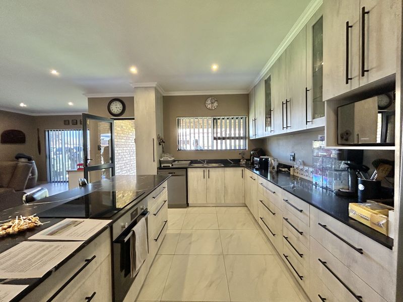 Modern Comfort Meets Family-Friendly Design - Photo 9