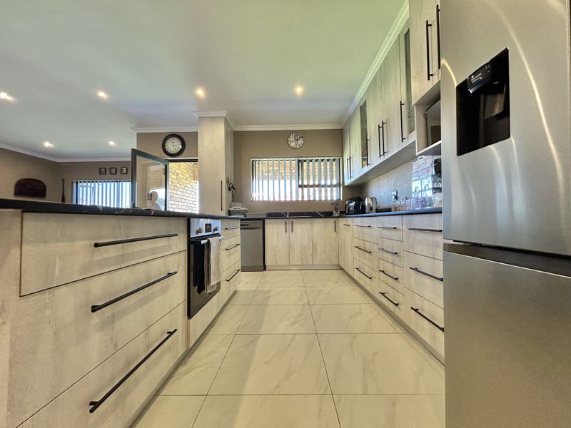 Modern Comfort Meets Family-Friendly Design - Photo 8