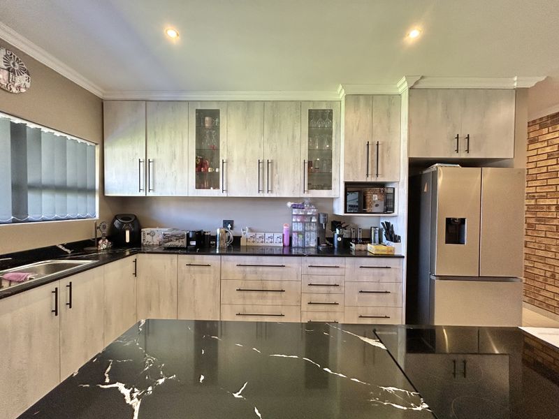 Modern Comfort Meets Family-Friendly Design - Photo 6