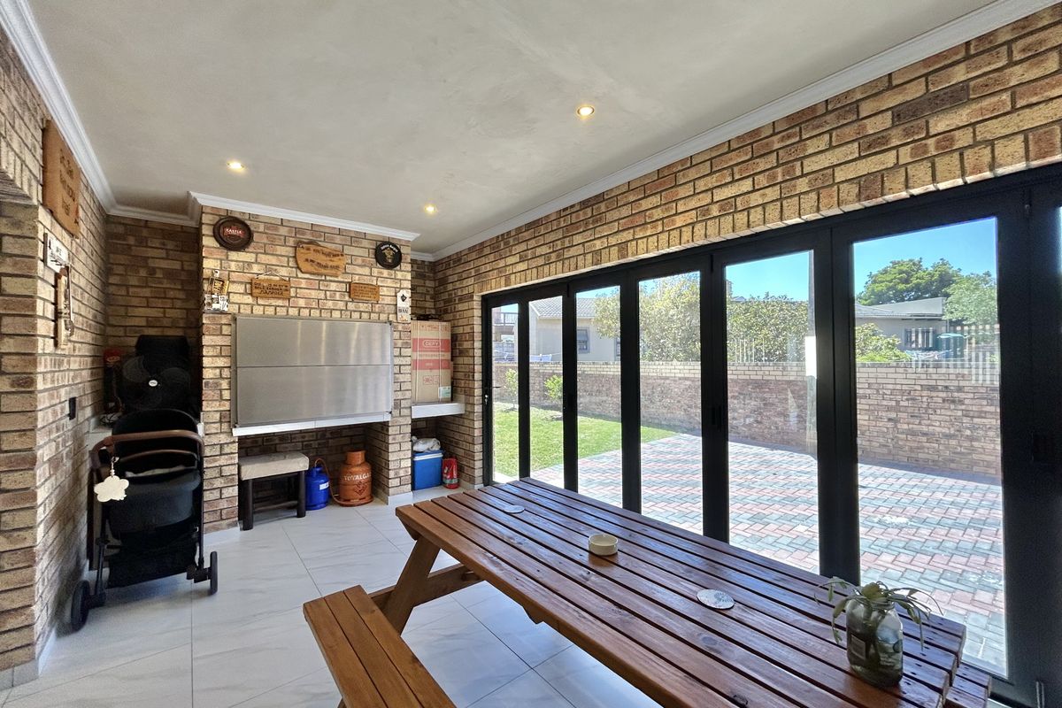 Modern Comfort Meets Family-Friendly Design - Photo 3