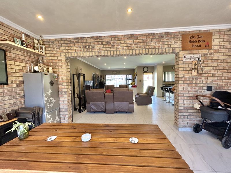 Modern Comfort Meets Family-Friendly Design - Photo 5