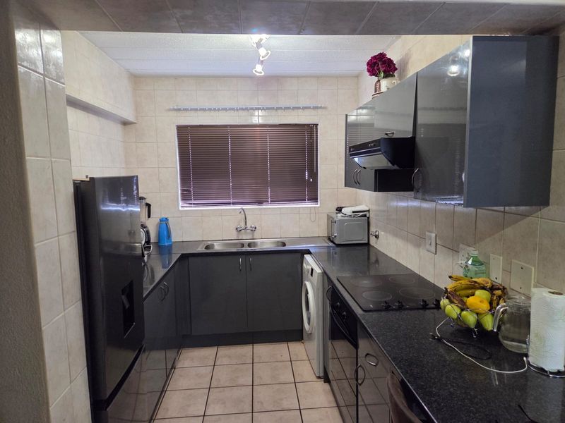 Two bedroom townhouse for rent in a complex within Waterford Estate. Available at short notice. - Photo 2