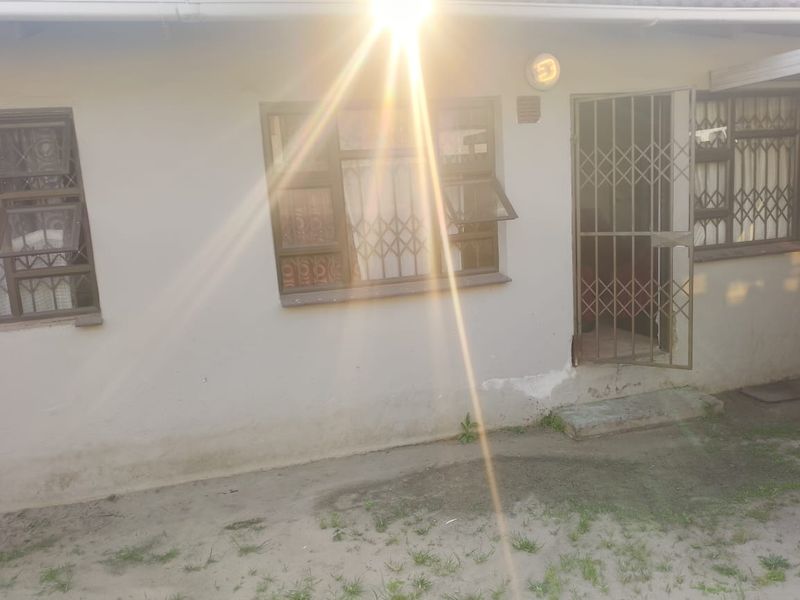 Affordable Home with Huge Yard – 608m2! - Photo 2