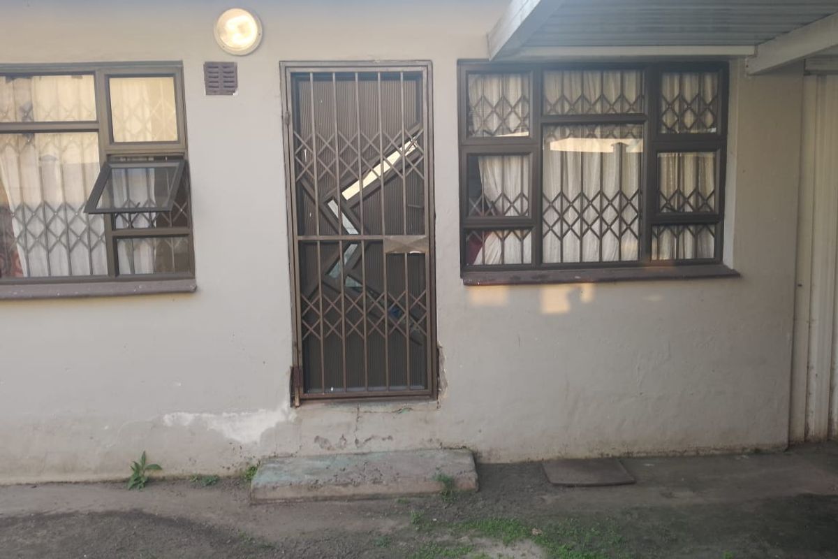 Affordable Home with Huge Yard – 608m2! - Photo 3
