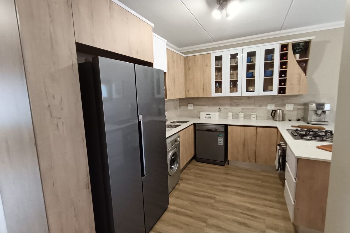 Modern 3 Bedroom Family Unit - Photo 2