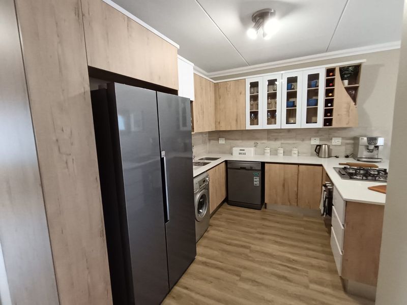 Modern 3 Bedroom Family Unit - Photo 2