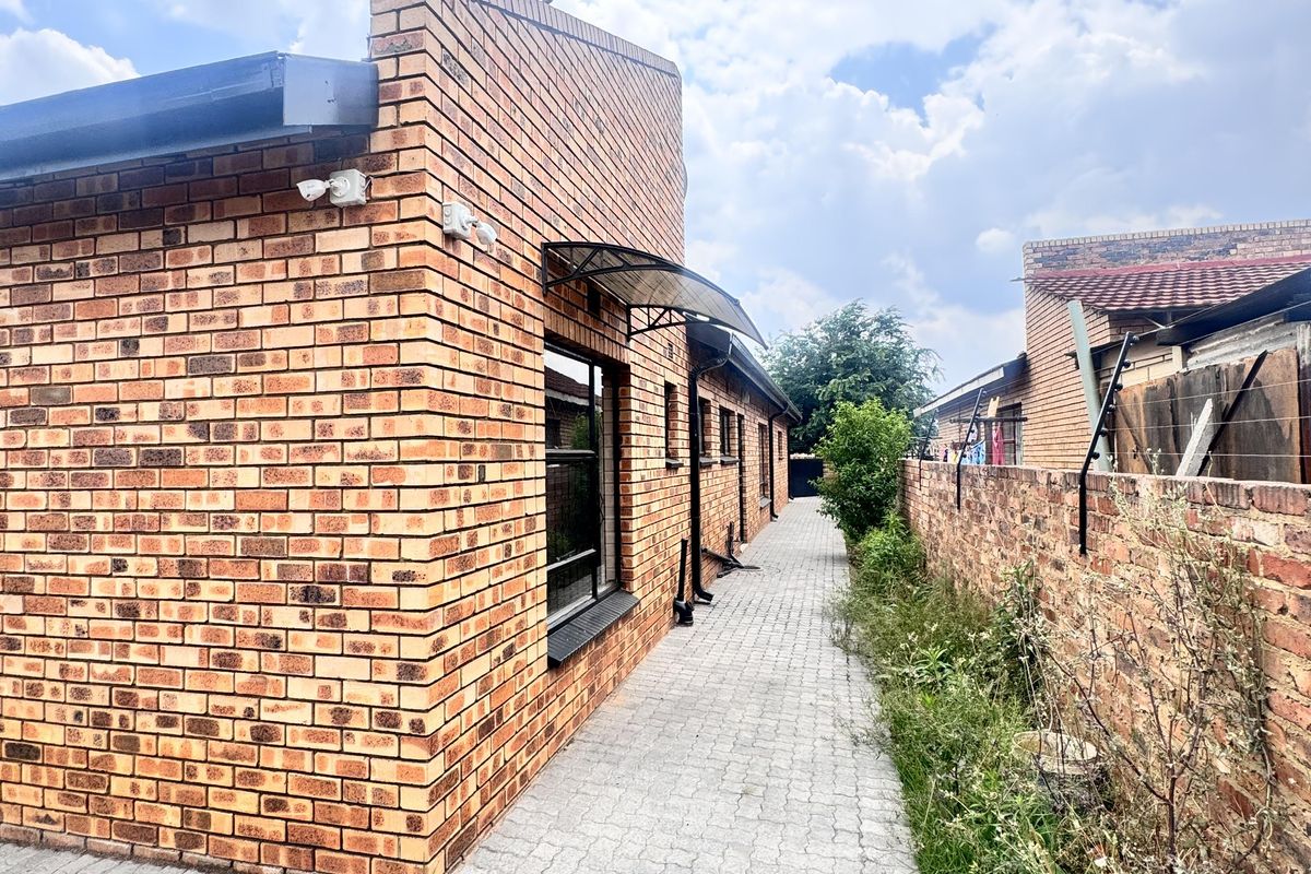 Modern and Spacious Four Bedroom Home in Clewer | Sole Mandate - Photo 3