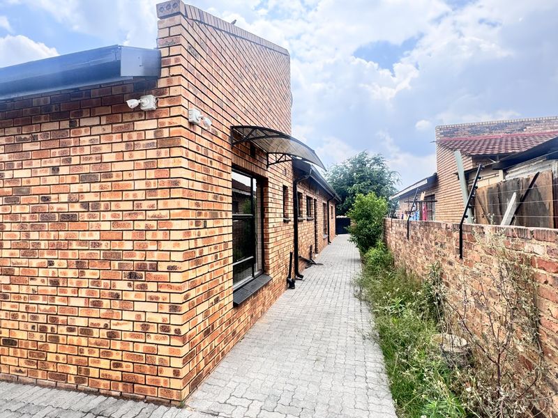 Modern and Spacious Four Bedroom Home in Clewer | Sole Mandate - Photo 3