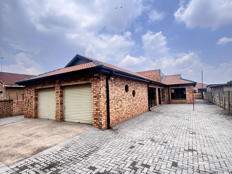 Modern and Spacious Four Bedroom Home in Clewer | Sole Mandate - Photo 2