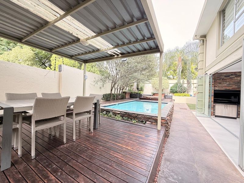 Aviary Hill Upmarket 4 Bedroom Townhouse - Photo 4