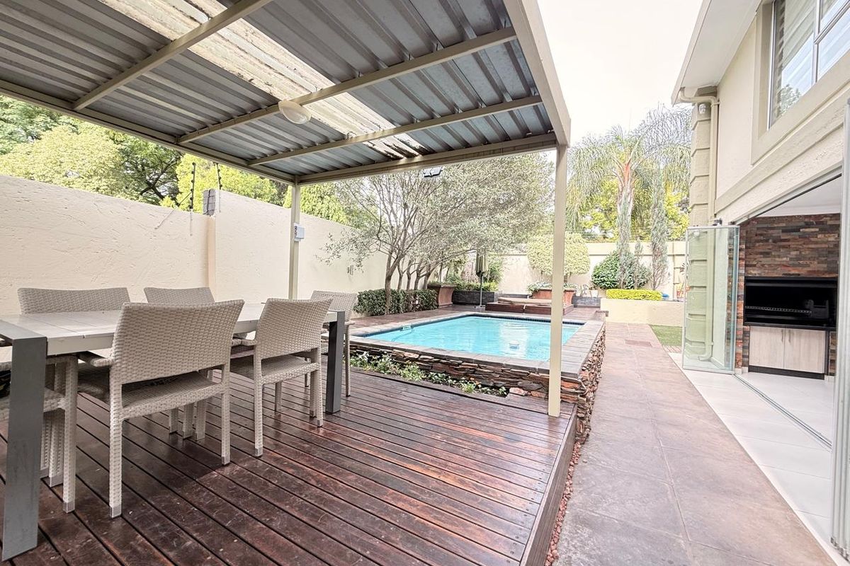 Aviary Hill Upmarket 4 Bedroom Townhouse - Photo 4