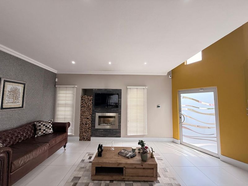 Aviary Hill Upmarket 4 Bedroom Townhouse - Photo 9