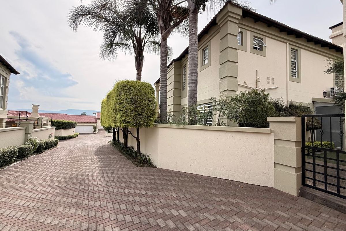 Aviary Hill Upmarket 4 Bedroom Townhouse - Photo 3