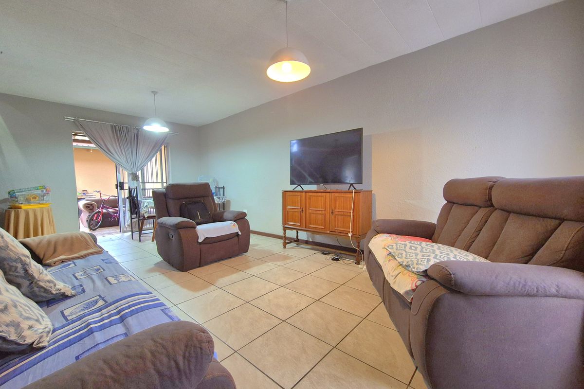 Gorgeously Maintained Townhouse For Sale! - Photo 3
