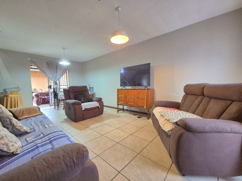 Gorgeously Maintained Townhouse For Sale! - Photo 3